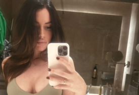 (FOTO) "KAO DA SE NISI NI PORAĐALA" Objavila selfi iz kupatila hotelske sobe, novopečena mama izgleda nikad bolje