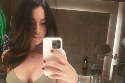 (FOTO) "KAO DA SE NISI NI PORAĐALA" Objavila selfi iz kupatila hotelske sobe, novopečena mama izgleda nikad bolje