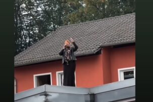 Ćana se popela na krov i zapjevala