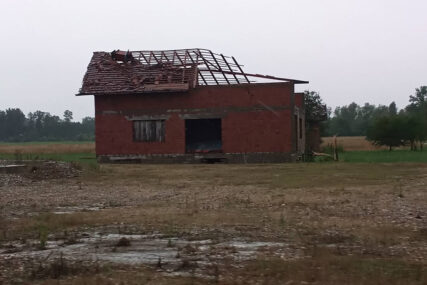 (FOTO) Veliko nevrijeme u Srpcu: Vjetar skidao krovove sa kuća