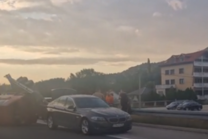 Saobraćaj se odvija JEDNOM TRAKOM: Nesreća kod Sarajeva, prevrnula se prikolica na kojoj je bio "golf"