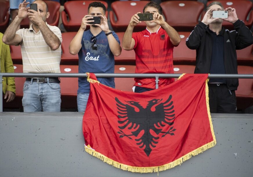 (VIDEO) VRIJEĐALI SRBE Albanci u Njemačkoj sa zastavama UČK