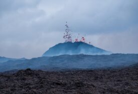 (FOTO) OTVORILA SE ZEMLJA, HARA VATRENA MASA Evakuisan grad na Islandu, lava vulkana kod teče prema Plavoj laguni