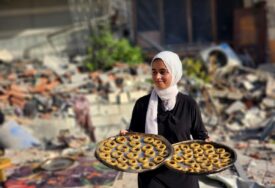 (FOTO) Uprkos ratu pokušavaju održati tradiciju: Palestinke pripremaju bajramske kolače među ruševinama svog doma
