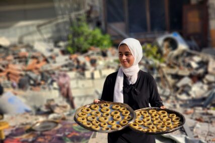 (FOTO) Uprkos ratu pokušavaju održati tradiciju: Palestinke pripremaju bajramske kolače među ruševinama svog doma