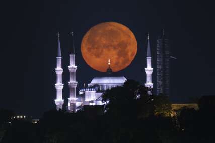 pun mjesec u Istanbulu