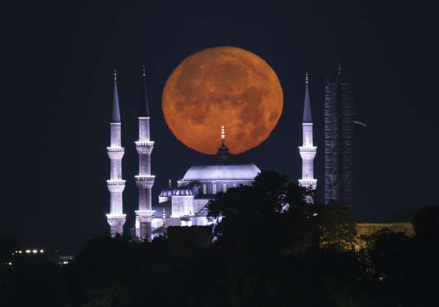 pun mjesec u Istanbulu