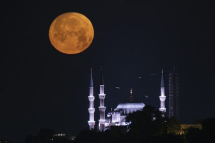 (FOTO) Bajkoviti prizori: Pun Mjesec krasio je nebo iznad Istanbula