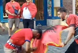(VIDEO) ŠOU NA ULICI Španac i Albanac se igrati toreadora i bika