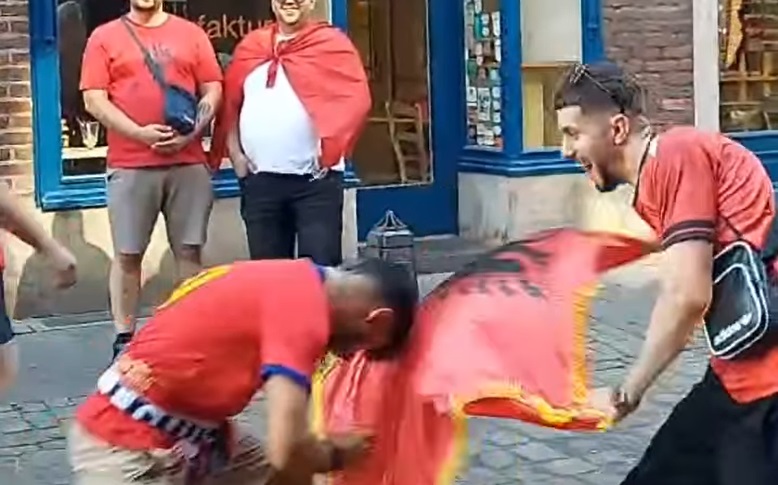 (VIDEO) ŠOU NA ULICI Španac i Albanac se igrati toreadora i bika