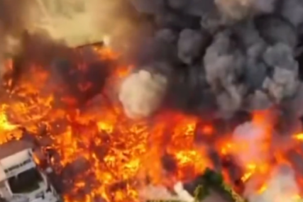 (VIDEO, FOTO) Plamen zahvatio i nekoliko stambenih objekata: Vatra guta sve pred sobom u Albaniji, stanovništvo evakuisano