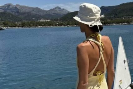 (FOTO) "Spremna za ljeto" Ana Ivanović se BAŠKARI NA JAHTI, haljina sa golim leđima u prvi plan istakla obline bivše teniserke