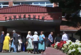 (VIDEO) Emotivan susret nakon 50 GODINA: Banjalučki gimnazijalci okupili su se i prisjetili ĐAČKIH DANA