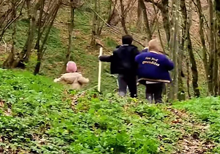 Djeca trče u šumi