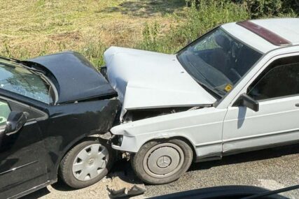 (FOTO) Saobraćajka kod Bijeljine: Sudar šlepera i 2 automobila, povrijeđene 3 osobe