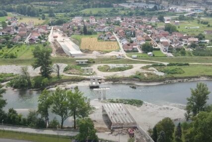 (VIDEO) Građani zadovoljni: Napreduju radovi na mostu u Česmi