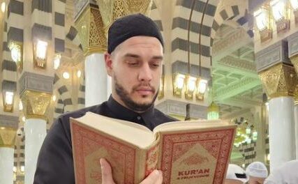 (FOTO) Dejan Dragojević danas SLAVI BAJRAM: Bivši zadrugar oglasio se iz Meke i pokazao kako čita Kuran