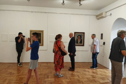 (FOTO) Vidovdanske svečanosti u Trebinju: Otvorena izložba o stvaralaštvu slikarke Nadežde Petrović