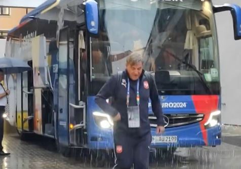 (VIDEO) PIKSI POKISAO KAO MIŠ Fudbaleri Srbije napustili Njemačku, jedan igrač nije sa timom