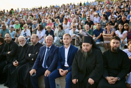(FOTO) “Gazimestan je svaki grumen naše zemlje” Stanivuković na proslavi Vidovdana u Manastiru Gomionica