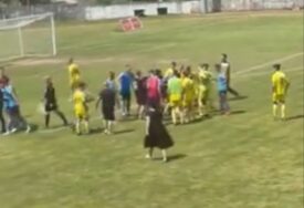 (VIDEO) VELIKI INCIDENT U FOČI Navijač utrčao sa tribina, pa udario fudbalera Bosne koji je nakon toga završio u bolnici