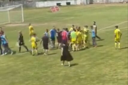 (VIDEO) VELIKI INCIDENT U FOČI Navijač utrčao sa tribina, pa udario fudbalera Bosne koji je nakon toga završio u bolnici