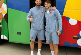(FOTO) Orlovi doputovali u Njemačku: Moćna poruka ispisana na autobusu fudbalera Srbije