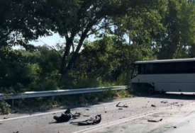 (VIDEO) STRAVIČAN SUDAR U GRČKOJ Poginule 4 OSOBE u udesu autobusa i auta, 3 povrijeđene