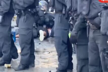 (VIDEO) POLICIJA NIJE IMALA MILOSTI Isplivao snimak hapšenja navijača Srbije u Minhenu