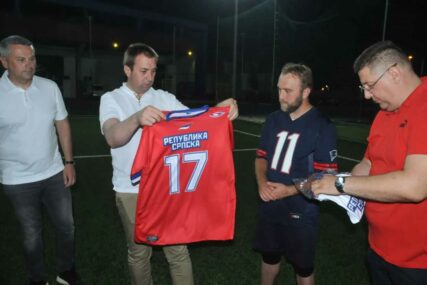 (FOTO) Prijatelj sporta: Selak darovao opremu za američki fudbal reprezentaciji Republike Srpske
