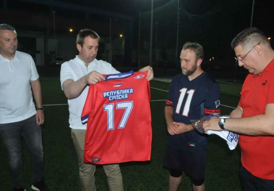 (FOTO) Prijatelj sporta: Selak darovao opremu za američki fudbal reprezentaciji Republike Srpske