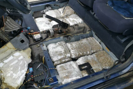 (FOTO) VJEROVALI ILI NE Policija 8. aprila oduzela automobil, a tek danas u njemu pronašli 11 kilograma droge