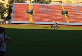 (VIDEO, FOTO) Šta kada treba da pokosite teren stadiona, sunce prži, a nemate zaštitu: U Borcu imaju rješenje za sve probleme