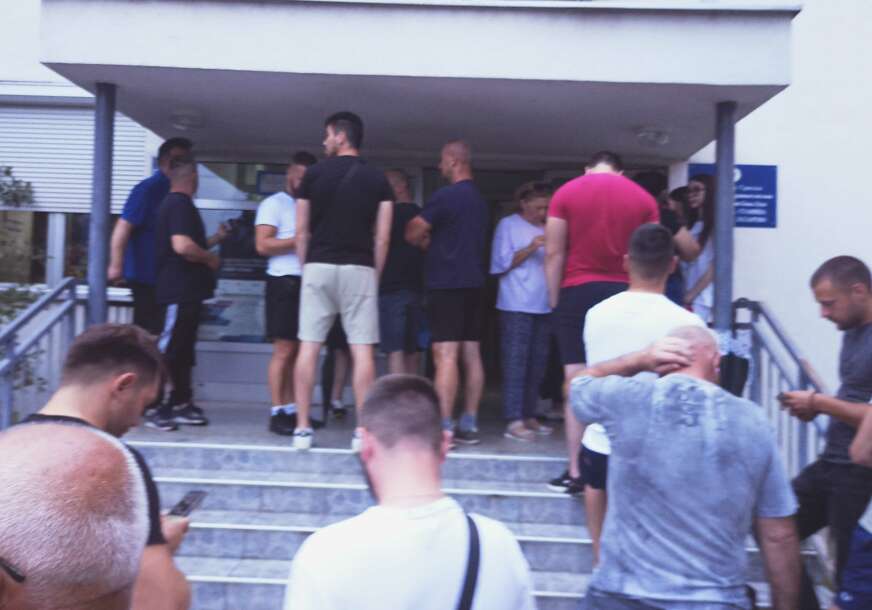 (VIDEO, FOTO) ČEKAJU SATIMA I NADAJU SE MILOSTINJI VLASTI Desetine Banjalučana pred policijskom stanicom i dalje stoje u redu i prijavljuju štetu od nevremena