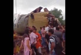 (VIDEO) Nesreća u Indiji: Najmanje 13 LJUDI POGINULO u sudaru vozova u Zapadnom Bengalu
