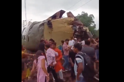 (VIDEO) Nesreća u Indiji: Najmanje 13 LJUDI POGINULO u sudaru vozova u Zapadnom Bengalu