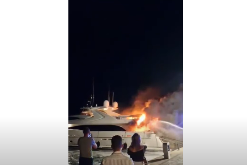 Izgorjela jahta u Makarskoj