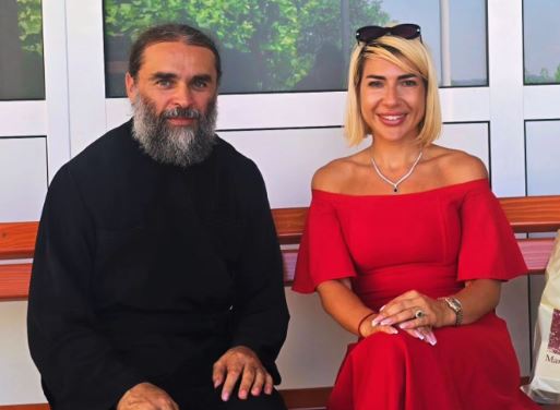 Jovana Jeremić  sa sveštenikom