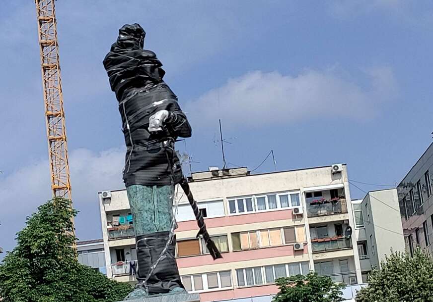 (VIDEO) KULIN BAN STIGAO U BANJALUKU Spomenik osvanuo u parku u centru grada, ovako izgleda