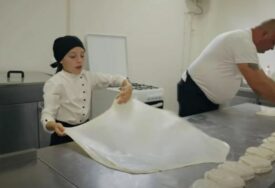 (VIDEO) Lena je najmlađi BUREK MAJSTOR u Srbiji: Djevojčica od pete godine pravi peciva, a tijesto razvlači kao profesionalac