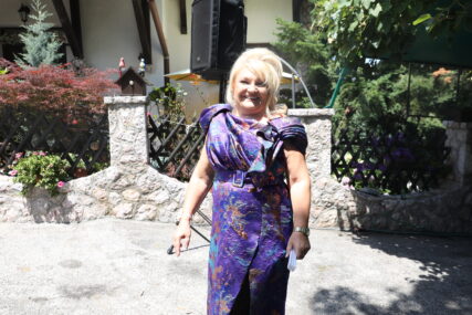 (FOTO) Ljubičasta haljina sa zlatnim detaljima: Majka Tamare Milutinović SIJA OD SREĆE, skockala se za kćerkinu svadbu