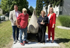 "Kap života" Mile Prerad postavio skulpturu ispred ambulante u Prijedoru