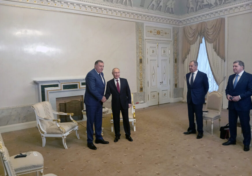 "Treba raditi na dodatnom unapređenju saradnje Srpske i Rusije" Sastali se Milorad Dodik i predsjednik Vladimir Putin u Sankt Peterburgu