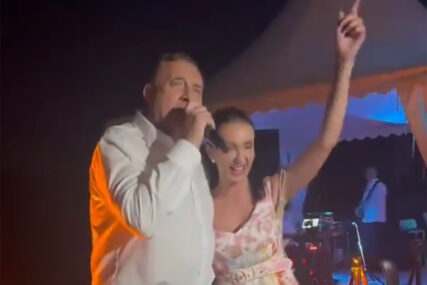 Milorad i Gorica Dodik pjevaju "Prokleta je Amerika"