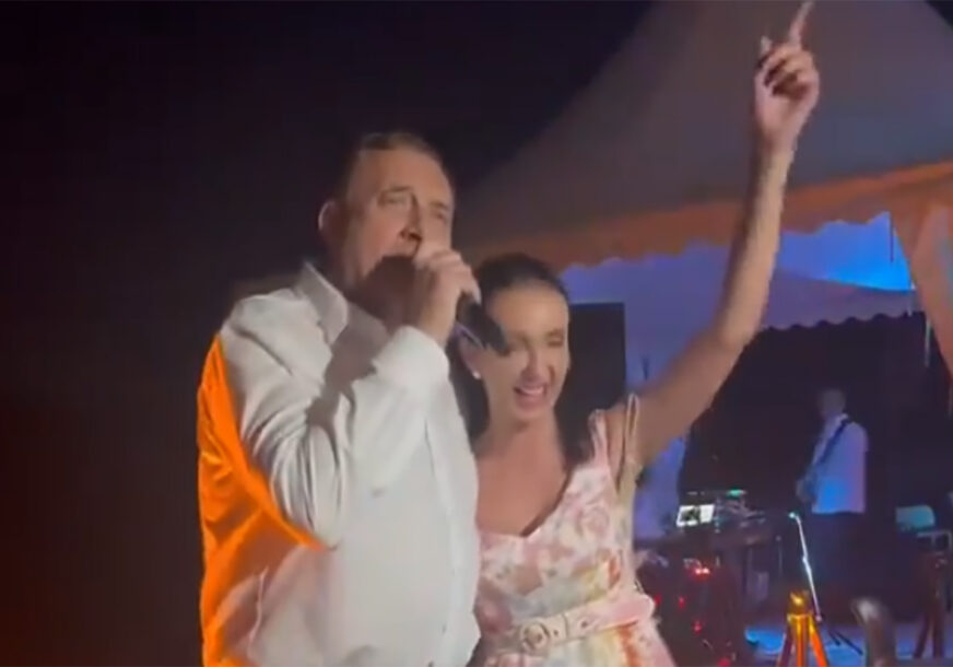 Milorad i Gorica Dodik pjevaju "Prokleta je Amerika"