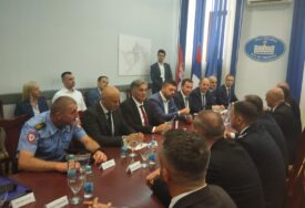 (FOTO) Prva realizacija dogovora sa Svesrpskog sabora: Helikopter MUP Srbije u Trebinju SPREMAN ZA GAŠENJE POŽARA