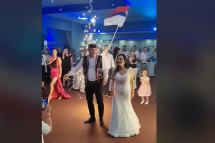 (VIDEO) "Ženiću se ponude su javne" Nesvakidašnji ulazak mladenaca u salu uz KRAJIŠKU PJESMU, vijorile se SRPSKE ZASTAVE
