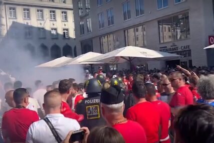 (VIDEO) VRELA ATMOSFERA Navijači Srbije zapjevali Republici Srpskoj, policija gasila baklje
