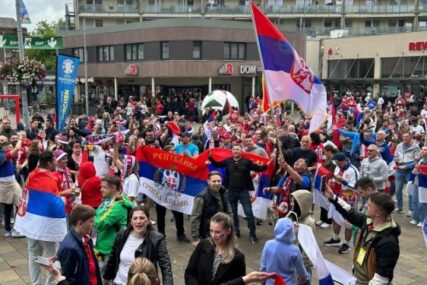 (VIDEO) NEMA KRAJA HAOSU Navijači Srbije skinuli zastavu Albanije