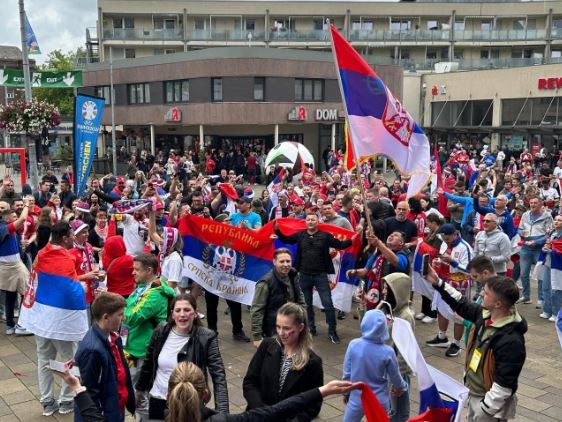 (VIDEO) NEMA KRAJA HAOSU Navijači Srbije skinuli zastavu Albanije